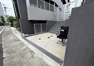 【中庭】 | ステージファースト八王子Ⅱ | 中庭は、通風や採光の手段として使われることが多いですが、都心部や市街地にある住宅において、プライバシーを保てるという観点から、都市住宅・コートハウスで支持を集め、中庭のある家の需要が増えてきています。