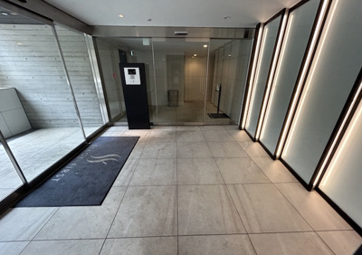 【ロビー】 | ステージファースト八王子Ⅱ | ロビーというと、エントランスと何がちがうの？と思いますよね。実はロビーとエントランスには明確な決まりはありません。物件によっては、エントランスを入って広がるある程度の広さのある空間がロビーとなります。