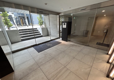 【ロビー】 | ステージファースト八王子Ⅱ | ロビーは待合室のようなイメージです。マンションによっては、ソファやイスなどの家具や調度品が設置されていることがあります。椅子など家具や調度品が空間演出し、お客様を招いたときにも好感を抱いてもらえます。