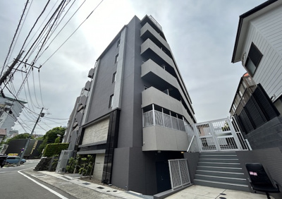 【外観】 | ステージファースト八王子Ⅱ | 外観はマンション管理がされているかの目安になります。築年数が古いと、壁面は劣化してひび割れが生じることも！建物が古びていても細かいところが修繕されていると、きちんと管理されているなぁと感じるでしょう。