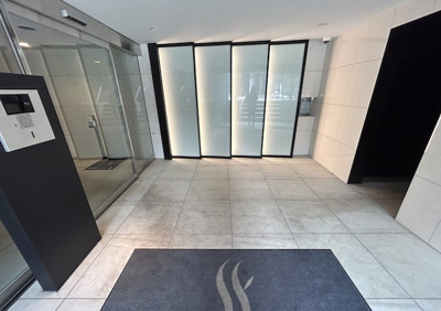 【エントランス】 | ステージファースト八王子Ⅱ | マンションのエントランスには、もともと風よけや防犯の役割がありますが、マンションによって宅配ボックスなどの設備が備わっている所もあります。日々の生活をイメージしながら生活しやすさをチェックしましょう。