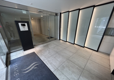 【エントランス】 | ステージファースト八王子Ⅱ | 正面玄関であるエントランスは、マンションにおいては訪問者が最初に訪れる部分でもあり、第一印象を決める顔ともいえる場所です。他にも住民の方々が快適に過ごせるよう、安全上の設備や利便性が充実させています。