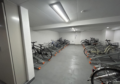 【駐輪場】 | ステージファースト八王子Ⅱ | マンションによっては、駐輪場も2段ラック式を採用しているところもあります。2段ラック式の場合、自転車を置くスペースは確保できますが、上の段になると出し入れが面倒になるため自分に合った物を選びましょう。