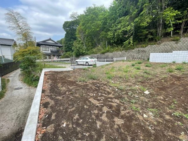 【外観】 | 家を建てる場合、方位は要チェックです。現実的に日当たりのよい家ならばリビングは南側、建築基準法でも北側に当たる家への配慮は求められています。土地を見学に行く際は、方位磁針を持って行くようにしましょう。