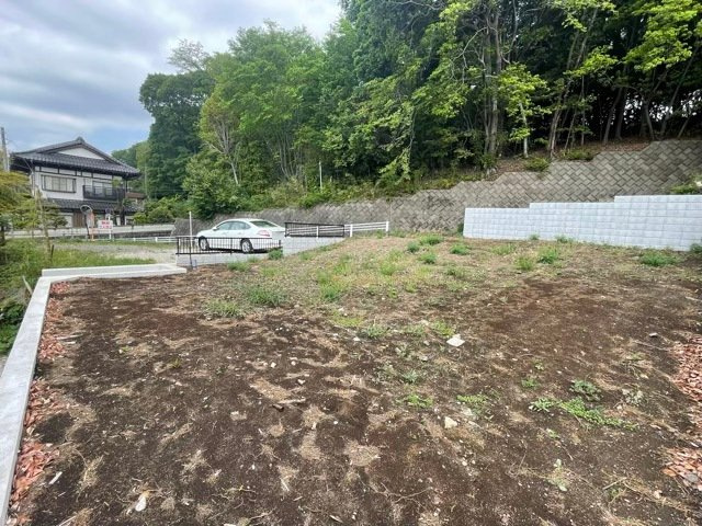 【外観】 | 土地を買う際、住む地域の自治体や福祉の補助制度にも注目してみましょう。子供や老人の医療補助やゴミ出しのルールなど、自治体によってルールに大きな違いがあるため、暮らしやすい土地で判断するとよいでしょう。