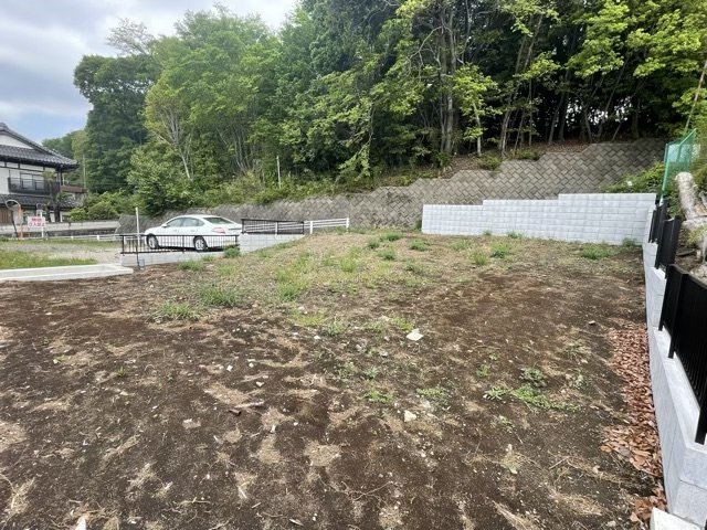 【外観】 | 土地の前の道路に消火栓が設置されていることがあります。この場合、道路交通法第45条第1項により、駐車禁止の場所が指定されています。そのため、車庫などの駐車スペースをつくることができない場合があります。