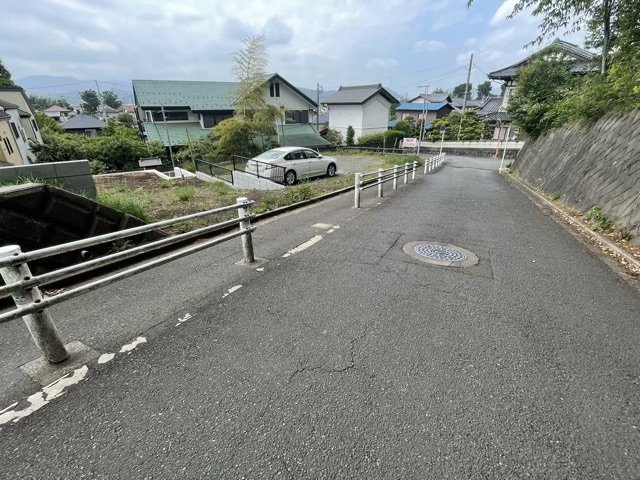 【前面道路含む現地写真】 | お持ちの車種によっては前面道路が広い方が便利でしょう。しかし、前面道路が広ければその分交通量が多くなるため、騒音などが気になる場合があります。実際に現地を見学し、周辺交通量や騒音などを確認しましょう！