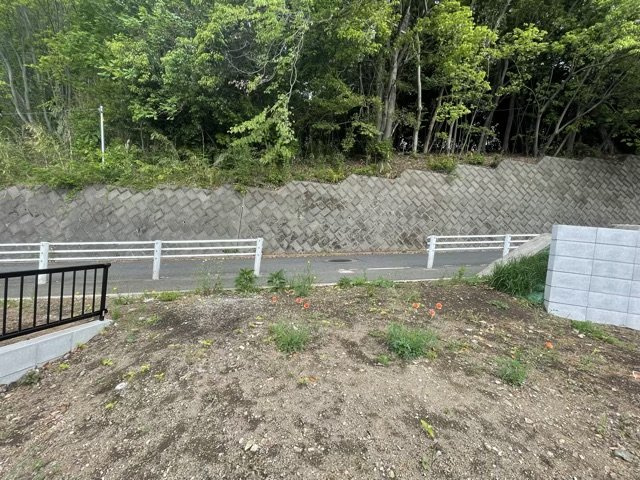 【前面道路含む現地写真】 | 住宅用の土地では前面道路に2m以上接していなければならないと法律で定められています。しかし、お持ちの車のサイズやライフスタイルなどにより、2mでは利便が悪い場合もございますので、事前に確認しましょう。