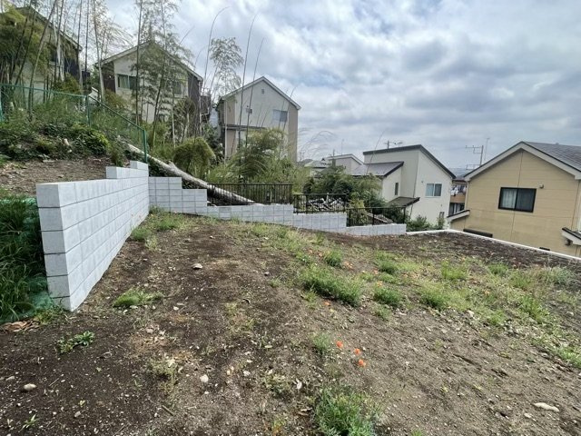 【外観】 | 現地に行くなら、物件の周囲の地形がどうなっているかを見ることも大切です。周辺より低くなっている土地では、大雨などで水が集まりやすいため、地盤が弱くなっているということも考えられるため、注意が必要です。