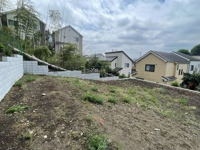 【外観】 | 隣家の土地はどうなっているのか、生活利便施設が近くにあるのか、学校まで近いかなど、お客様のライフスタイルにあわせたイメージが重要です。また、近くにあると困る施設が近くにないかも確認するといいでしょう。