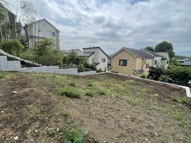 【外観】 | 土地購入を検討されている場合、境界杭がない状態で購入してしまうと境界確定測量をする必要があり、費用がかかります。購入の前に、売主、隣土地所有者立ち合いのもと境界を確定し境界杭を設置するのがベストです。