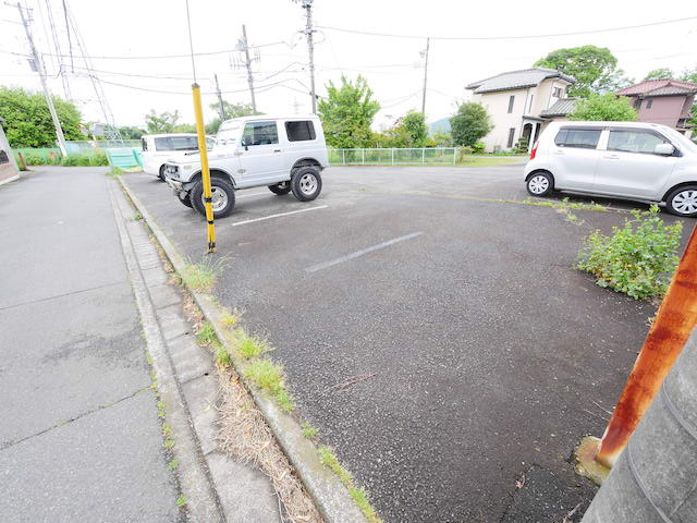 【外観】 | 人が暮らすうえで日光は大切な要素となります。日当たりの良さは譲れないポイントですね。併せて近くに大きな建築物の建築予定がないか、あるいはそれが可能な土地が近くにないか事前に確認することもお勧めします。