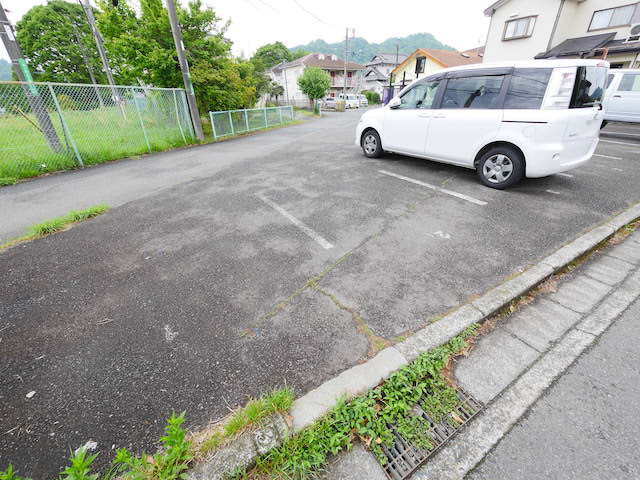 【外観】 | 家を建てる場合、方位は要チェックです。現実的に日当たりのよい家ならばリビングは南側、建築基準法でも北側に当たる家への配慮は求められています。土地を見学に行く際は、方位磁針を持って行くようにしましょう。