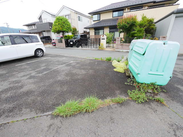 【外観】 | 土地を買う際、住む地域の自治体や福祉の補助制度にも注目してみましょう。子供や老人の医療補助やゴミ出しのルールなど、自治体によってルールに大きな違いがあるため、暮らしやすい土地で判断するとよいでしょう。