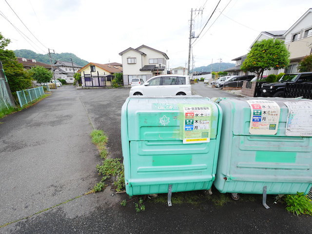 【外観】 | 土地の前の道路に消火栓が設置されていることがあります。この場合、道路交通法第45条第1項により、駐車禁止の場所が指定されています。そのため、車庫などの駐車スペースをつくることができない場合があります。