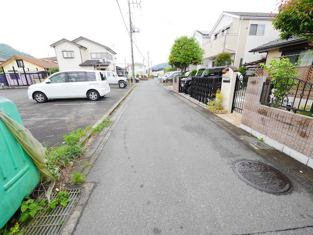 【前面道路含む現地写真】 | 住宅用の土地では前面道路に2m以上接していなければならないと法律で定められています。しかし、お持ちの車のサイズやライフスタイルなどにより、2mでは利便が悪い場合もございますので、事前に確認しましょう。