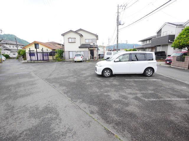 【外観】 | 現地に行くなら、物件の周囲の地形がどうなっているかを見ることも大切です。周辺より低くなっている土地では、大雨などで水が集まりやすいため、地盤が弱くなっているということも考えられるため、注意が必要です。