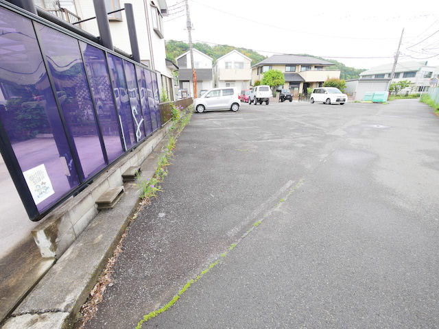 【外観】 | 隣家の土地はどうなっているのか、生活利便施設が近くにあるのか、学校まで近いかなど、お客様のライフスタイルにあわせたイメージが重要です。また、近くにあると困る施設が近くにないかも確認するといいでしょう。
