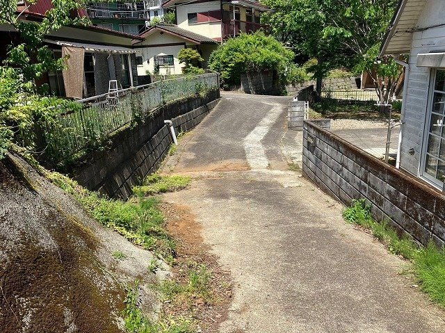 【前面道路含む現地写真】 | 住宅用の土地では前面道路に2m以上接していなければならないと法律で定められています。しかし、お持ちの車のサイズやライフスタイルなどにより、2mでは利便が悪い場合もございますので、事前に確認しましょう。
