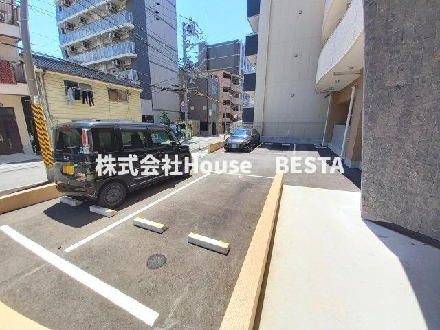 セレニテ三宮プリエの駐車場