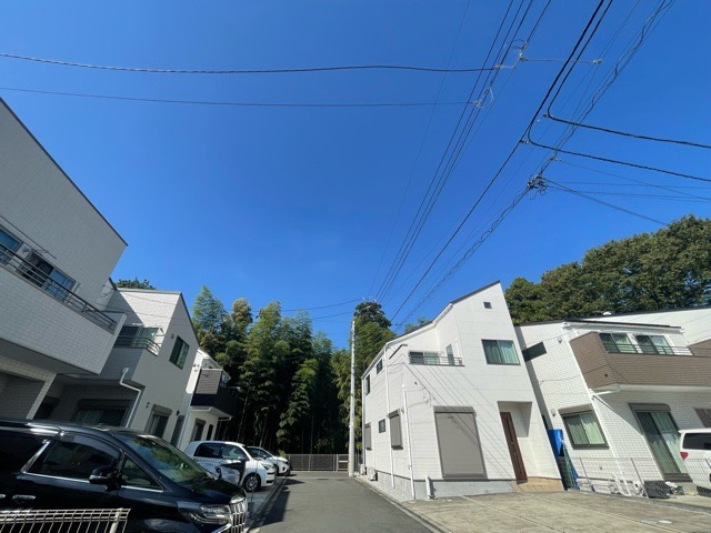 【展望】 | 桜や紅葉の名所に出かける人は多いと思いますが、家にいながら季節の移ろいを感じる生活を送りませんか？リビングや窓から見える景色が生活を彩るワンポイントに！現地から見える景色を堪能してみては如何でしょう。