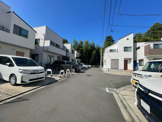 【前面道路含む現地写真】 | 住宅用の土地では前面道路に2m以上接していなければならないと法律で定められています。しかし、お持ちの車のサイズやライフスタイルなどにより、2mでは利便が悪い場合もございますので、事前に確認しましょう。