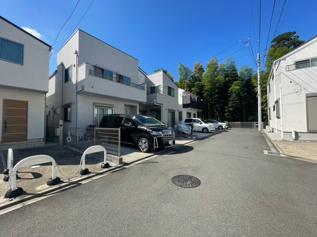 【前面道路含む現地写真】 | 道幅が広い場所は日当たりや風通が良好です。幅が広いのですれ違いも可能ですし大きな車でも駐車可能！一方で、大型車が通ることも多くなるため交通量の増加により騒音に繋がります。また土地の値段が高くなります。