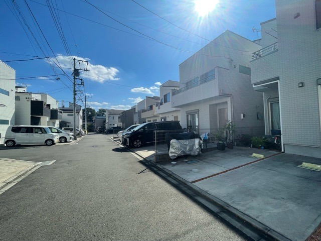 【前面道路含む現地写真】 | 南側道路の場合は長い時間光を入れ込むことができるため、庭やリビングを道路側に持ってくることが多く土地価格も高い傾向にあります。一方北側道路だとリビングや庭が南側になりプライバシーを守ることができます。