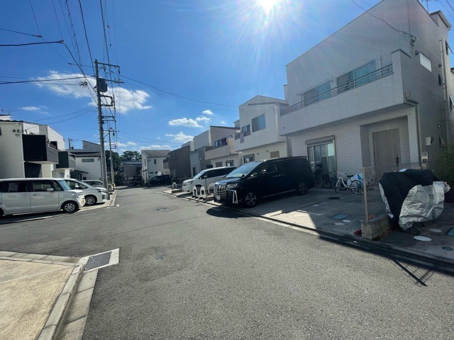 【前面道路含む現地写真】 | 東側道路の場合は居室を南向きに設計しやすいため、朝日が入りやすいというメリットがあります。一方、西側道路も東側同様に居室を南向きに設計しやすいのですが、住宅地だと朝日が入りにくいという弱点があります。