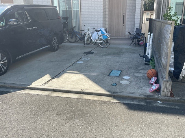 【庭】 | 庭のある家に住むことのメリットとして、子どもたちの遊び場を確保できること、ガーデニングや家庭菜園を楽しめること、明るさを確保できることがあります。また、配置を工夫することでプライバシーが確保できます。