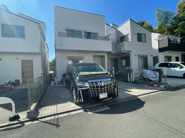 【構造・工法・仕様】 | 木造住宅とは土台、壁、柱など建築物の強度を支える構造体の材に木が使用されている構造を指します。構造体は建物の自重を支えるだけではなく風圧や水圧、積裁荷重などあらゆる衝撃に耐えるための基礎です。