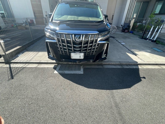 【駐車場】 | 車一台あたりに必要なスペースは、標準サイズの普通自動車で横幅2m50cm、長さ5mは必要になります。ただし、乗降のことも考慮して横幅3m30cm、長さ5m50cmほどは確保できるところを選びましょう。