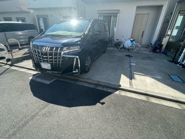 【駐車場】 | 多くの駐車場では主にコンクリート仕様で施工されていますが、お家とのデザイン性を考えて芝生や砂利を敷き詰めた駐車場なんかもあります。デザイン性にこだわるならば駐車場のデザインも見てみてはいかがでしょう。