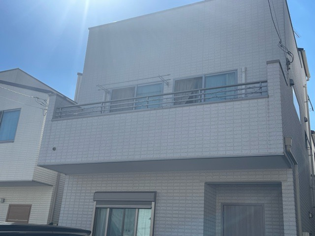 【バルコニー】 | バルコニーは、室外の専用スペースのうち、「屋根がなく開放された空間」であるものを指します。ベランダより広いタイプのものが多く、日当たりもよいため家庭菜園などを楽しみたい人にとって適した環境となります。