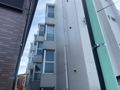 【バルコニー】 | ジョイフルハイツ橋本Ⅰ | 一般的なバルコニーは、奥行1.5ｍ程ですが、ワイルドバルコニーは2ｍまで広がっています。そのため洗濯物の間隔をあけ干すことができ、乾きやすいというメリットや、ガーデニングが楽しめる等の特徴があります。