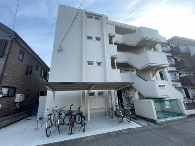 【バルコニー】 | ジョイフルハイツ橋本Ⅰ | 両面バルコニーは、バルコニーそのものの機能というよりかは設置の仕方による名称です。複数のバルコニーを東西や南東などの相対する場所に設置することで、通風や採光が確保しやすくなるというメリットがあります。