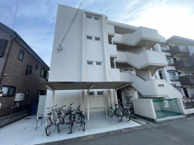 【バルコニー】 | ジョイフルハイツ橋本Ⅰ | 両面バルコニーは、バルコニーそのものの機能というよりかは設置の仕方による名称です。複数のバルコニーを東西や南東などの相対する場所に設置することで、通風や採光が確保しやすくなるというメリットがあります。