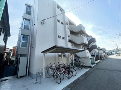 【現況写真】 | ジョイフルハイツ橋本Ⅰ | 道幅が広い場所は日当たりや風通が良好です。幅が広いのですれ違いも可能ですし大きな車でも駐車可能！一方で、大型車が通ることも多くなるため交通量の増加により騒音に繋がります。また土地の値段が高くなります。