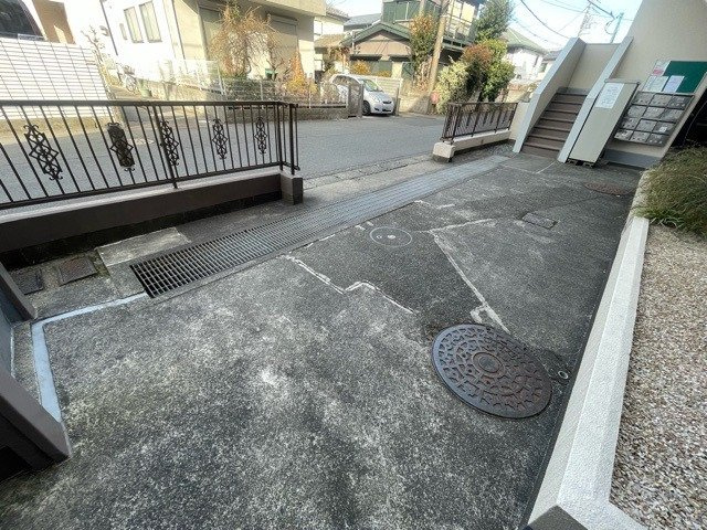 【その他共用部分】 | ジョイフルハイツ橋本Ⅰ | 共用部分は、一棟の建物に住む区分所有者全員が共同で所有するとし、共用部分の管理、補修などは、区分所有者で形成される管理組合が行います。個人の判断で勝手に変更することはできませんので覚えておきましょう。