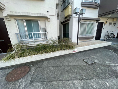 【庭】 | ジョイフルハイツ橋本Ⅰ | 物件によっては、入居者が個人的に使用できる専用庭がついているものもあります。また、住宅の中にある土間の部分を庭と呼ぶこともあります。庭の用途は住む人によって変わり、それによってデザインもさまざまです。