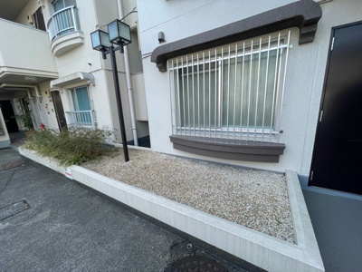 【庭】 | ジョイフルハイツ橋本Ⅰ | 1階の物件には専用庭が設置されていることもありますが、一般的にマンションの敷地内は居住者たちの庭です。だからと言って、好き放題していいわけではありません。そのマンションのルールを守って生活しましょう。