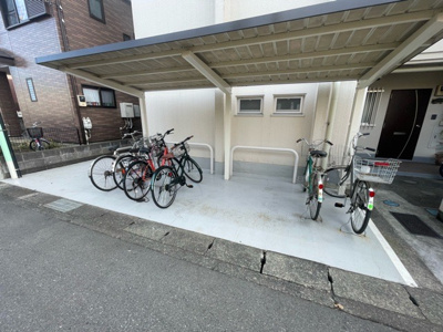 【駐輪場】 | ジョイフルハイツ橋本Ⅰ | マンションによっては、駐輪場も2段ラック式を採用しているところもあります。2段ラック式の場合、自転車を置くスペースは確保できますが、上の段になると出し入れが面倒になるため自分に合った物を選びましょう。