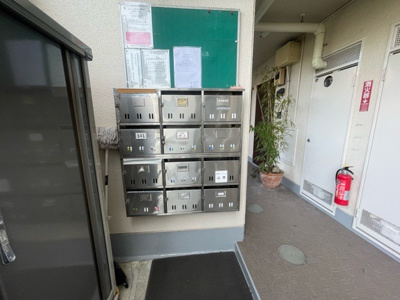 【エントランス】 | ジョイフルハイツ橋本Ⅰ | エントランス付近に設置されている集合ポストは、住んでいる部屋と離れているため、ポストをあさるなど誰かに何かされていても被害に気づきにくいです。入居する時には他人に特定されにくい番号で鍵をかけましょう！