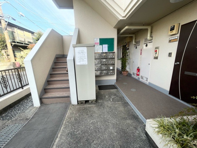 【エントランス】 | ジョイフルハイツ橋本Ⅰ | 郵便受けから郵便物をこまめに取り出すことも立派な防犯対策になります。郵便物が溜まっているとルーズな印象を与えるため、こまめに取り出すことで自身で出来る防犯対策になり、より安心に生活することができます。