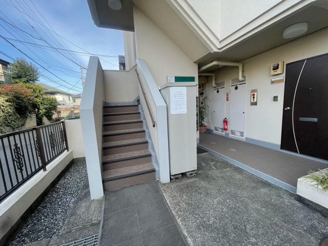 【その他】 | ジョイフルハイツ橋本Ⅰ | 共用部分は、一棟の建物に住む区分所有者全員が共同で所有するとし、共用部分の管理、補修などは、区分所有者で形成される管理組合が行います。個人の判断で勝手に変更することはできませんので覚えておきましょう。