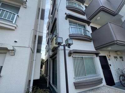 【外観】 | ジョイフルハイツ橋本Ⅰ | 室内の防犯設備もチェックしましょう！モニター付きインターホンが設置されているか、防犯シャッターが設備されているか、ベランダに人が上がってきにくい高さかなどチェックしておくと入居後も安心できるでしょう。