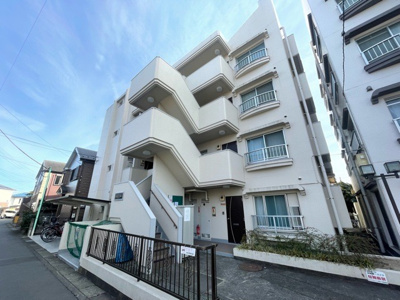 【外観】 | ジョイフルハイツ橋本Ⅰ | 外観はマンション管理がされているかの目安になります。築年数が古いと、壁面は劣化してひび割れが生じることも！建物が古びていても細かいところが修繕されていると、きちんと管理されているなぁと感じるでしょう。