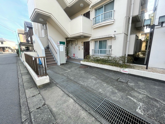 【エントランス】 | ジョイフルハイツ橋本Ⅰ | マンションのエントランスには、もともと風よけや防犯の役割がありますが、マンションによって宅配ボックスなどの設備が備わっている所もあります。日々の生活をイメージしながら生活しやすさをチェックしましょう。