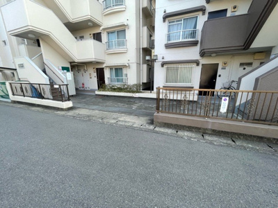 【エントランス】 | ジョイフルハイツ橋本Ⅰ | 正面玄関であるエントランスは、マンションにおいては訪問者が最初に訪れる部分でもあり、第一印象を決める顔ともいえる場所です。他にも住民の方々が快適に過ごせるよう、安全上の設備や利便性が充実させています。