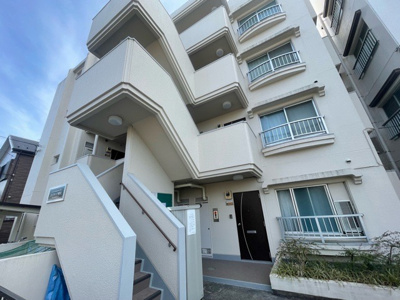 【玄関】 | ジョイフルハイツ橋本Ⅰ | 玄関は家の顔でもあり、家族以外の目にも止まる場所です。玄関は外との間を仕切る扉、靴などをしまっておく収納スペース、靴脱ぎのたたきスペース、来客とのやり取りをするドアホンなど複数のアイテムからなります。